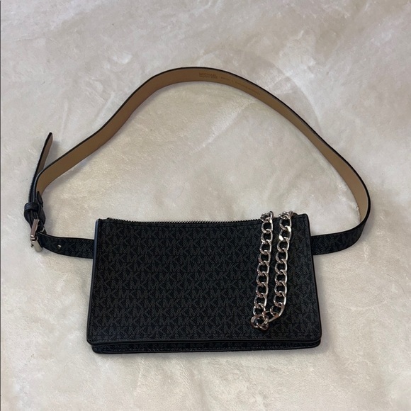 MICHAEL Michael Kors Black Crossbody Bag with Sleek Design - Picture 1 of 8